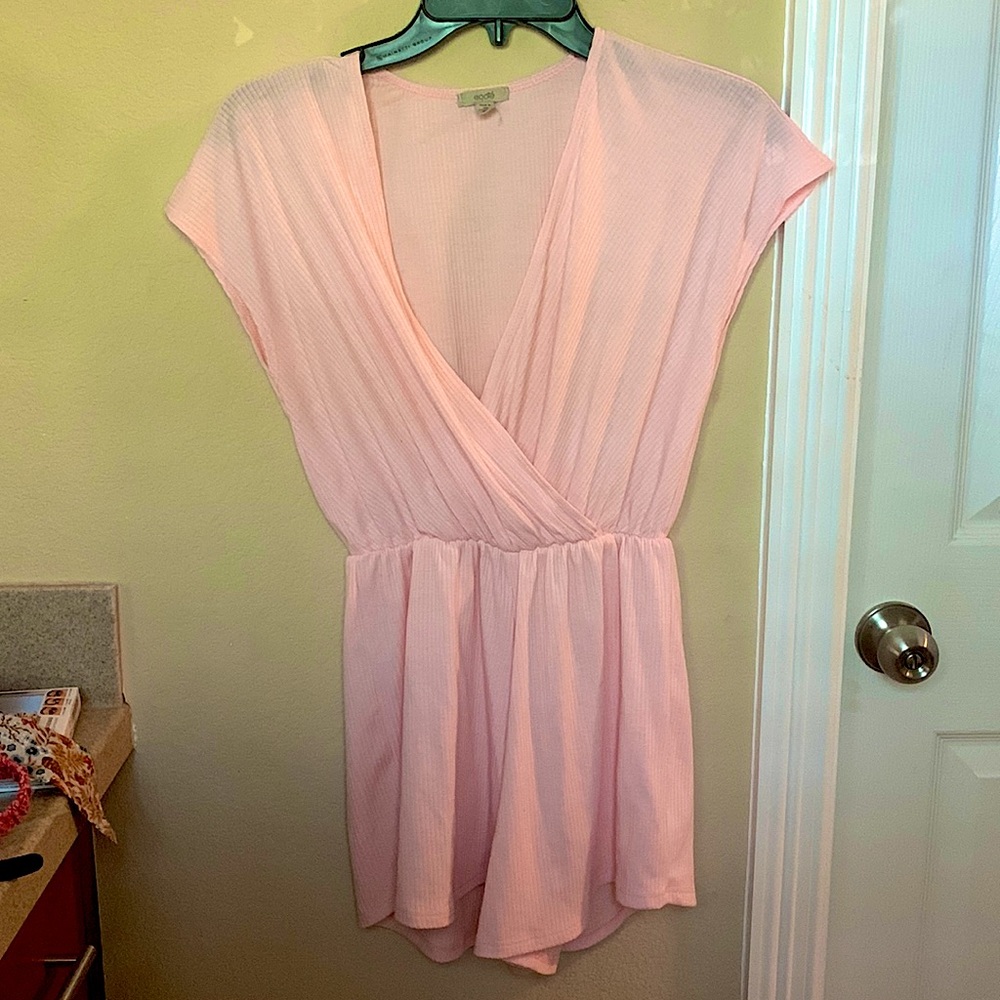 Urban outfitter light pink romper💕 (XS)